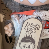 Labubu × Vans – Boneco de Peluche em Vinil Oldskool | Edição de Colecionador