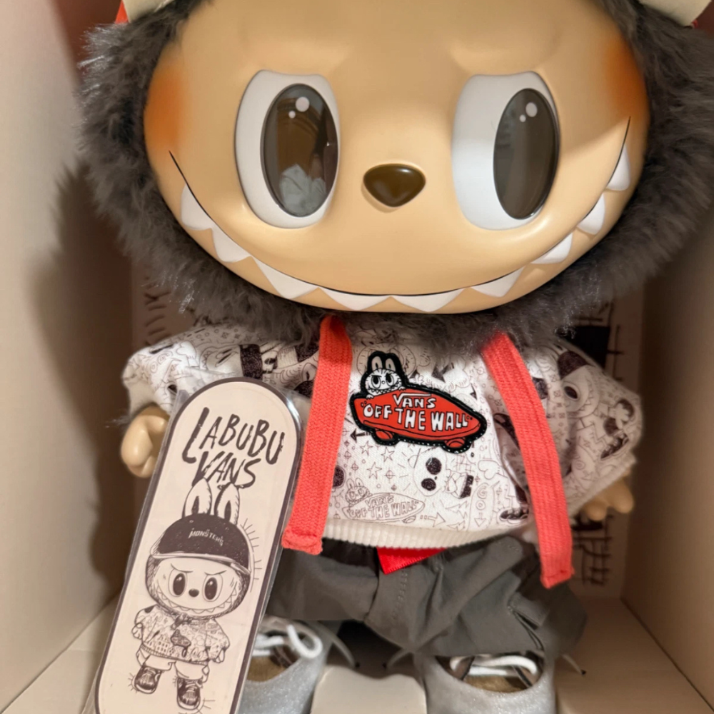 Labubu × Vans – Boneco de Peluche em Vinil Oldskool | Edição de Colecionador