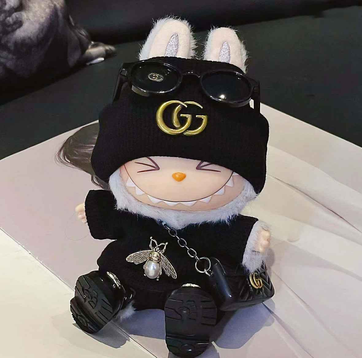 Gucci bee outfit motif