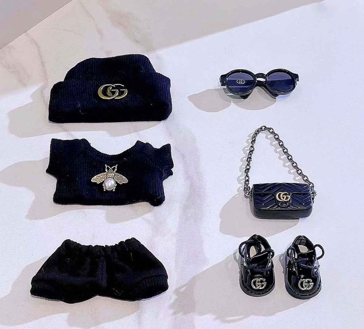Gucci bee outfit motif